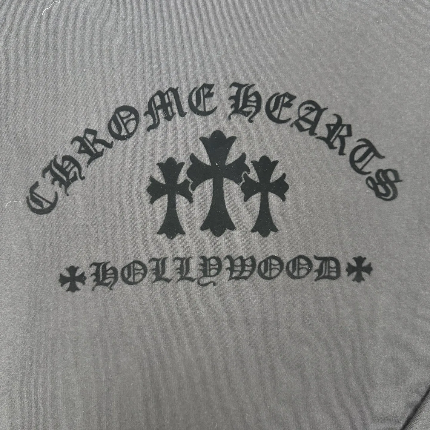 P300 Chrome Hearts/Chrome Hearts CH Black flocked cross round neck long sleeves Size: S/M/L/XL Custom-woven and dyed 40-yarn fabric with a scratchy surface pattern. The ready-made garments are made of YB consistent electrostatic flocking technology. It is not an ordinary lettering mold technology. The colors are also different at different angles. Brand new collar label (not the previous leather label) and washed label.